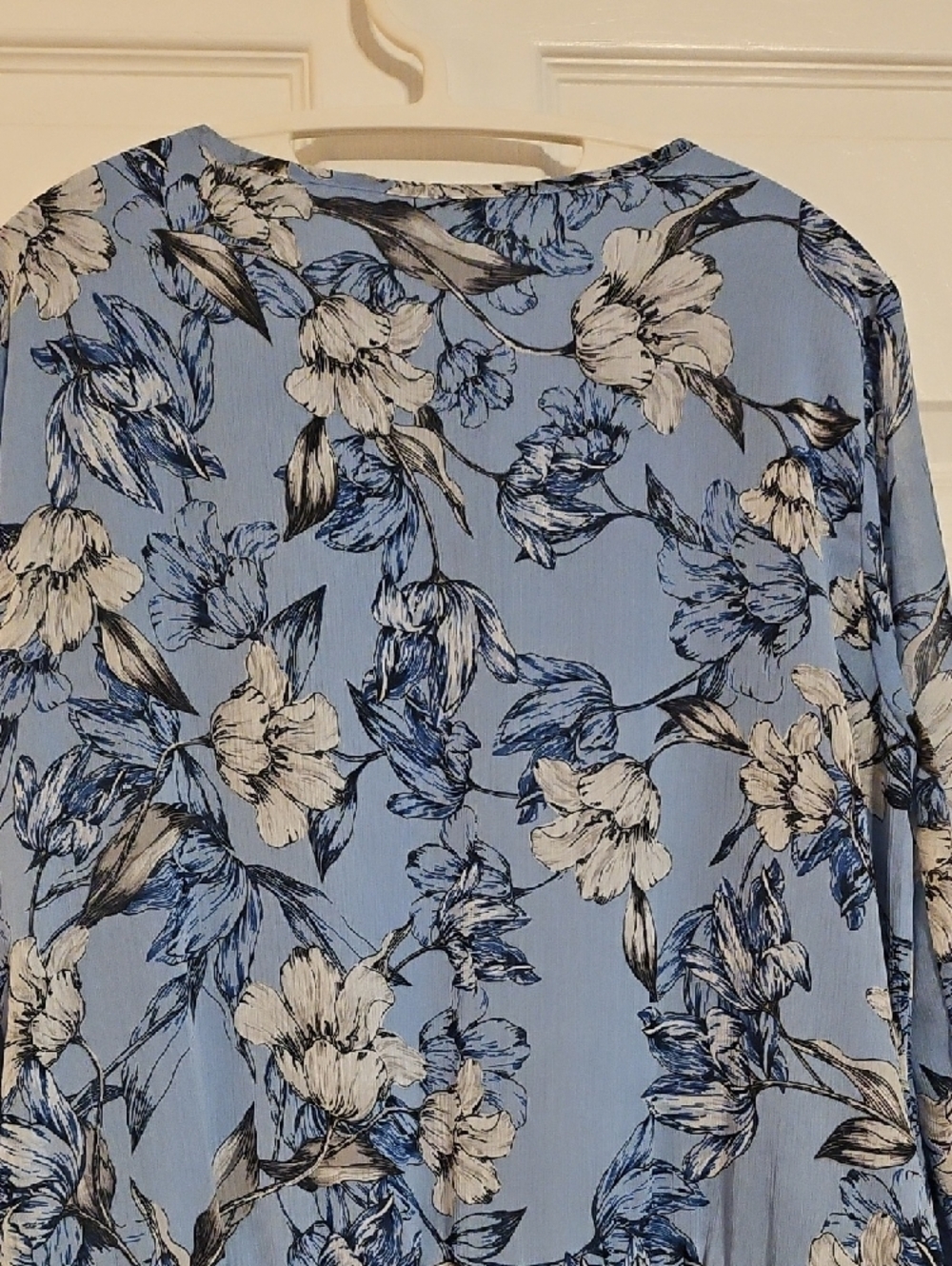 White House Black Market Light Blue Floral Blouse - Picture 10 of 11